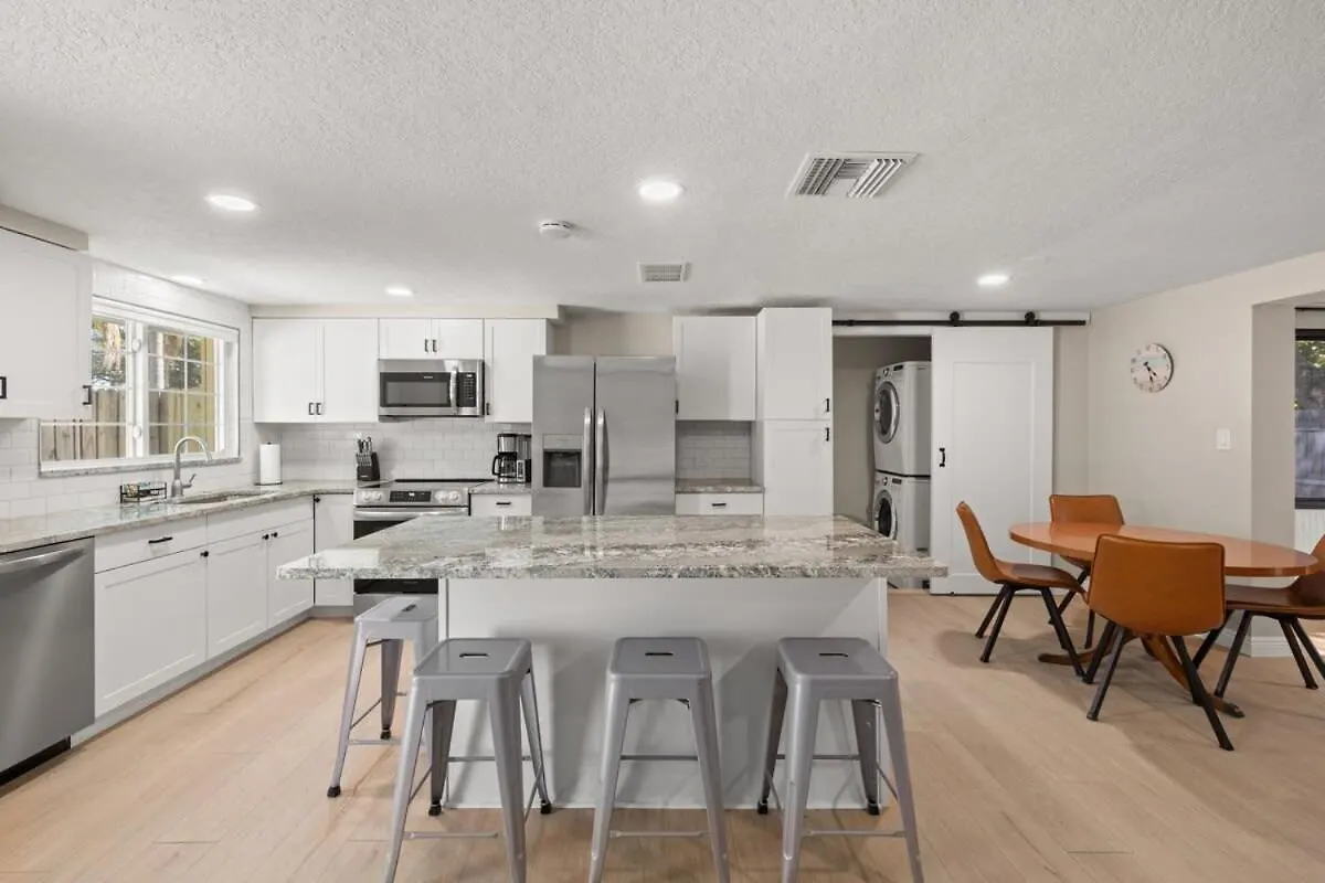 3 Miles To Honeymoon Island Firepit & Pool Villa Palm Harbor