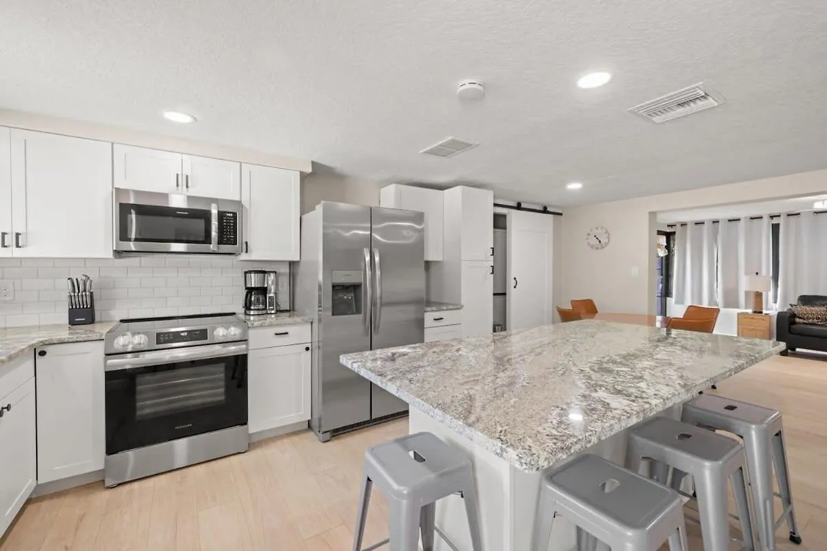 3 Miles To Honeymoon Island Firepit & Pool Villa Palm Harbor